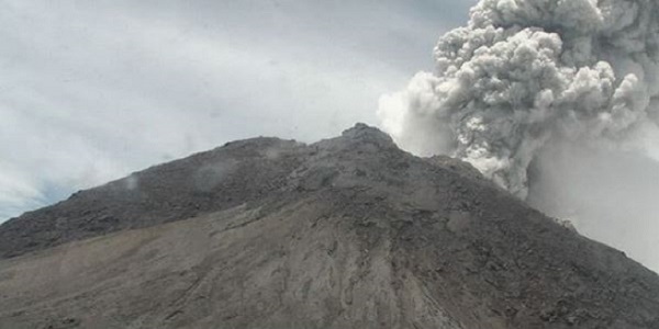 Gunung Merapi kembali erupsi, Jumat (27/03/2020) siang. (Foto: Instagram-@bpptkg)