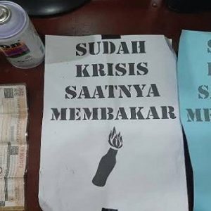 Polisi mengamankan barang bukti aksi vandalisme di wilayah Pasar Anyar, Jalan Kiasnawi, Sukarasa, Kota Tangerang, (Foto: TribrataNews)