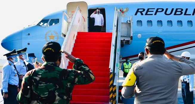 Presiden RI Joko Widodo saat akan bertolak menuju Aceh dari Pangkalan TNI AU Halim Perdanakusuma, Provinsi DKI Jakarta, Selasa (25/08/2020). (Foto: BPMI).