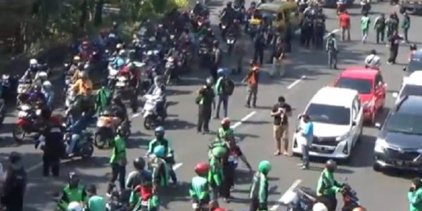 Ratusan driver alias pengemudi online Jawa Timur menggelar unjuk rasa di kawasan Bundaran Waru, Selasa (15/09/2020). (Dok. Istimewa/Tribrata News Polda Jatim)