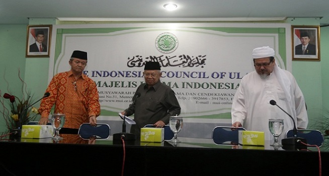 Sekretaris Jenderal Majelis Ulama Indonesia (MUI) KH Anwar Abbas bersama Maruf Amin dan Wakil Sekjen MUI KH Tengku Zulkarnain di kantor MUI Pusat, Jakarta, 13 Oktober 2016. (Foto: Tempo)