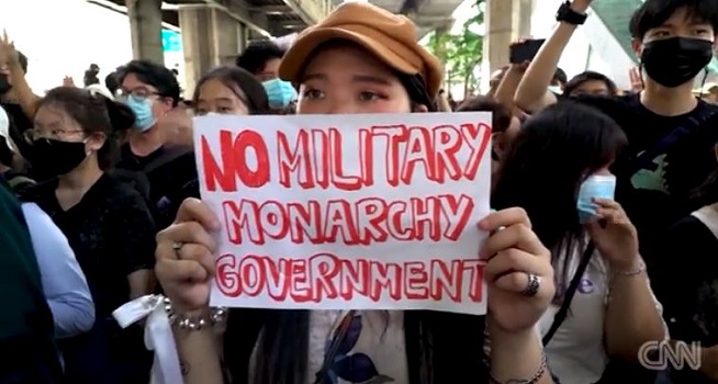 Aksi demonstrasi di Thailand, salah satunya menuntut pengunduran diri Perdana Menteri Thailand Prayut Chan-o-cha (CNN)