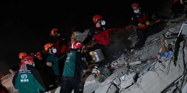 Tim penyelamat mencari korban selamat di antara puing-puing bangunan runtuh setelah gempa bumi dahsyat melanda pantai Barat Turki dan sebagian Yunani (Foto: Ozan Kose/AFP)