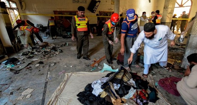 Serangan bom di sebuah sekolah keagamaan di Kota Peshawar, Pakistan (Foto: BBC/Getty Images)