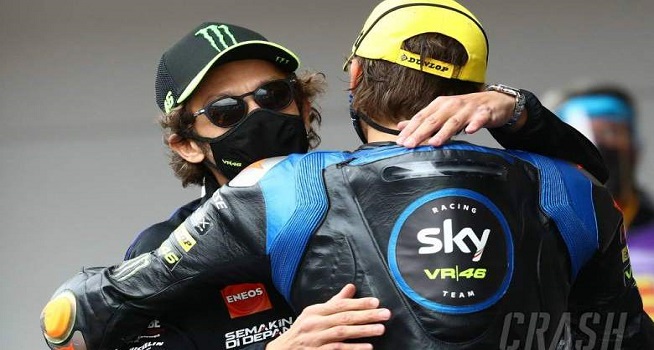 Valentino Rossi bersama Luca Marini (Foto: Crash)