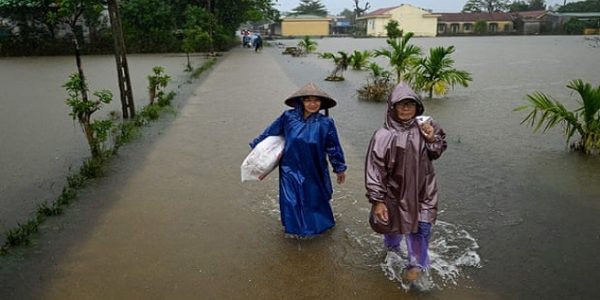 Bencana banjir di Vietnam mengakibatkan sedikitnya 102 orang meninggal atau hilang dan 90 ribu lainnya mengungsi (Foto: The Guardina/Manan Vatsyayana/AFP/Getty)