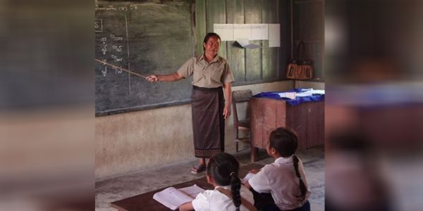 Seorang guru tengah mengajar siswa di kelas (Foto: Pixabay)