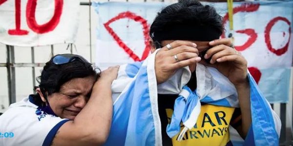 Fans Maradona menangis setelah sang megabintang dikabarkan meninggal dunia (Foto: The Guardian)