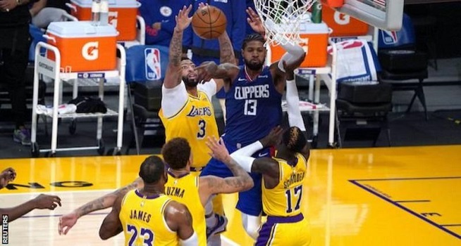 Los Angeles Lakers menjamu rival sekota Los Angeles Clippers dalam laga pembuka musim 2020-2021, Selasa (23/12/2020) malam waktu setempat (Foto: BBC/Reuters)