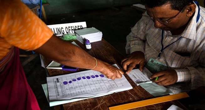 Seorang pemilih di India memberikan sidik jarinya sebelum memberikan suara (Foto: BBC/Getty Images)