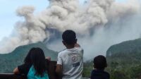 Gunung Merapi meluncurkan awan panas, Rabu (27/01/2021). (Foto: Instagram/delesindah)