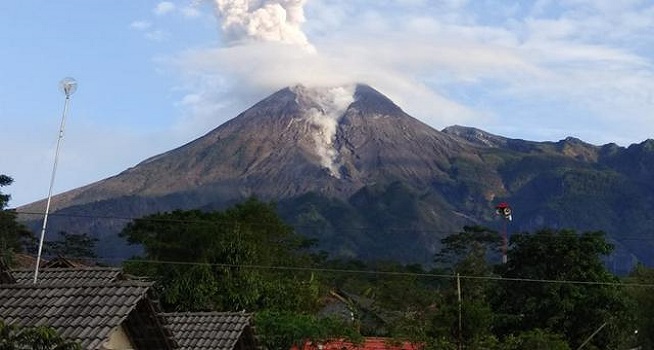 Gunung Merapi saat mengalami erupsi (Dok. Istimewa)