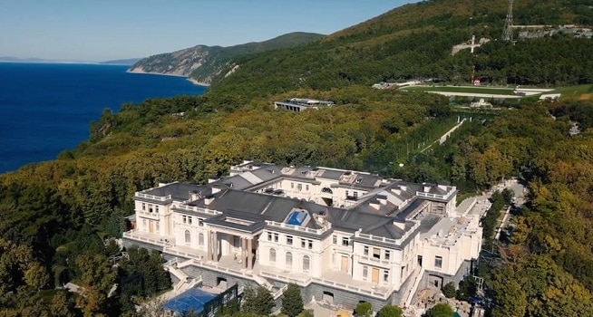 Istana mewah di tepi Laut Hitam yang disebut milik Presiden Rusia Vladimir Putin (Dok. YouTube/Alexei Navalny)