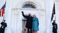 Presiden AS Joe Biden melambaikan tangan kepada para pendukungnya sebelum dia dan Ibu Negara Jill Biden memasuki Gedung Putih (Foto: BBC/Tom Brenner/Reuters)