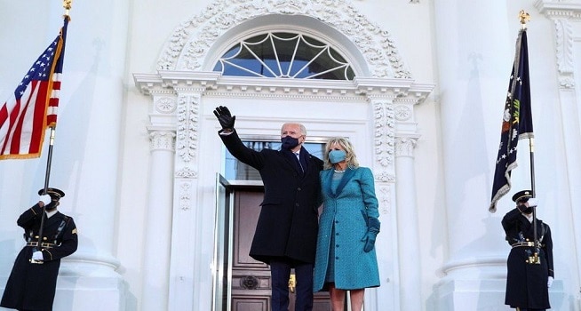 Presiden AS Joe Biden melambaikan tangan kepada para pendukungnya sebelum dia dan Ibu Negara Jill Biden memasuki Gedung Putih (Foto: BBC/Tom Brenner/Reuters)