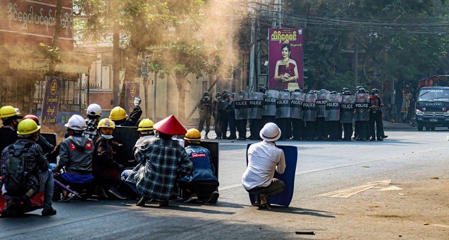 Pengunjuk rasa berhadapan dengan aparat keamanan Myanmar (Foto: BBC/Getty Images)