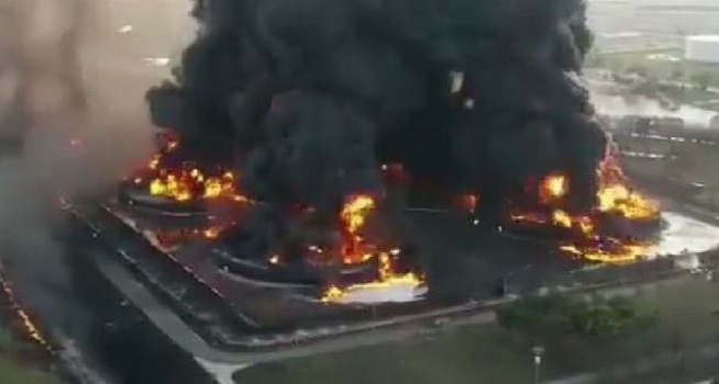 Insiden kebakaran dahsyat terjadi di kilang minyak PT Pertamina RU VI Balongan, Kabupaten Indramayu, Jawa Barat, Senin (29/03/2021) dini hari (Dok. Istimewa/Instagram)