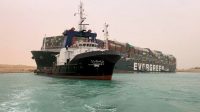 Kapal Ever Given, megakontainer yang terdampar di Terusan Suez (Foto: BBC/Getty Images)