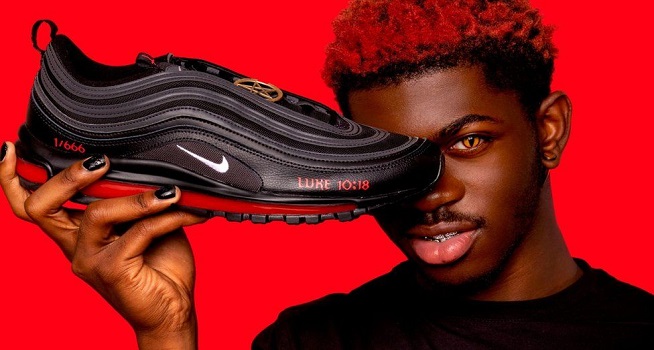 Nike menuntut perusahaan MSCHF asal Brooklyn lantaran menjual sepasang Sepatu Setan kontroversial (Foto; BBC/MSCHF)