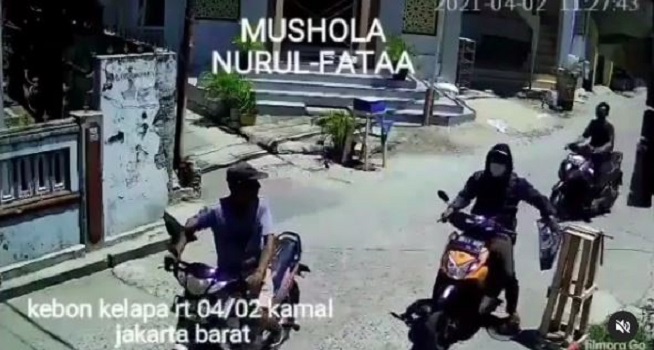 Seorang pengendara motor tepergok mengembat uang amal di pinggir jalan (Dok. Instagram @infojktku)