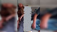 Screenshot rekaman video seorang pria berbaju batik terkapar di tangga masjid akibat kehilangan uang (Dok. Instagram @undercover.id)