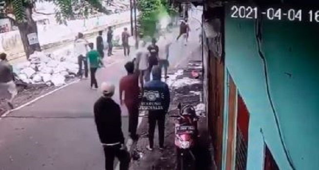 Aksi tawuran warga terjadi di Jalan Pulo Gundul, Johar Baru, Jakarta Pusat, Minggu (05/04/2021) sore (Dok. Instagram @warung_jurnalis)