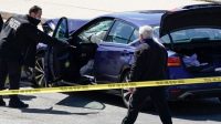 Petugas Kepolisian Capitol AS menyelidiki sebuah mobil yang menabrak penghalang di Capitol Hill di Washington [J Scott Applewhite / AP]