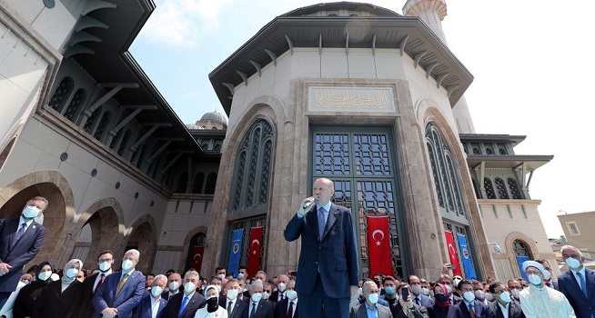 Presiden Turki Recep Tayyip Erdogan meresmikan sebuah masjid di Taksim Square, Istanbul yang sempat memicu gelombang protes pada 2013 (Foto: BBC/Reuters)