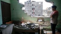 Seorang pemuda Gaza mengamati kondisi rumahnya yang hancur akibat serangan Israel (Dok. BBC/Getty Images)
