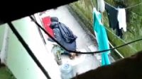 Screenshot rekaman video seorang pria misterius diduga mengintip salah satu kamar penghuni kos (Dok. Instagram @undercover.id)