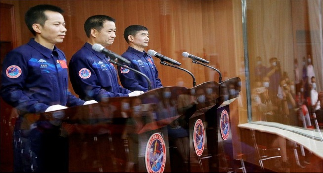 Tang Hongbo (kiri), Nie Haisheng (tengah) dan Liu Boming (kanan) berbicara kepada media menjelang penerbangan luar angkasa (Foto: BBC/Reuters)