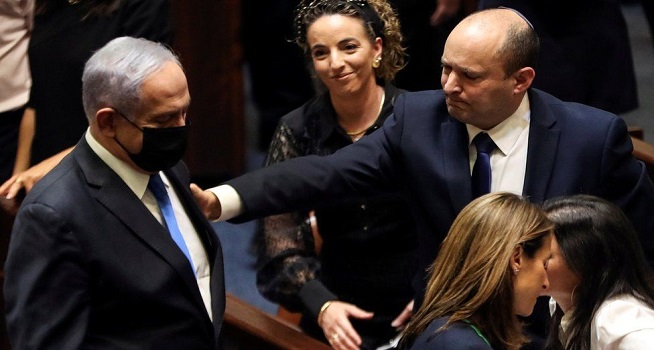 Naftali Bennett (kanan) mengakhiri masa jabatan panjang Benjamin Netanyahu (Foto: BBC/Reuters)