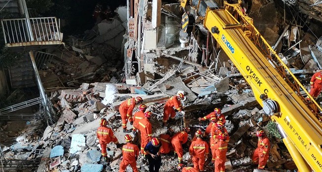 Petugas penyelamat melakukan operasi pencarian korban runtuhnya Hotel Siji Kaiyuan di Suzhou, Tiongkok (Foto: BBC/Getty Images)