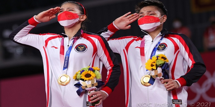 Greysia Polii dan Apriyani Rahayu akhirnya mencatatkan sejarah di Olimpiade Tokyo 2020. Sukses menyabet emas, air mata keduanya pun tumpah saat lagu Indonesia Raya dikumandangkan (Foto: NOC Indonesia)